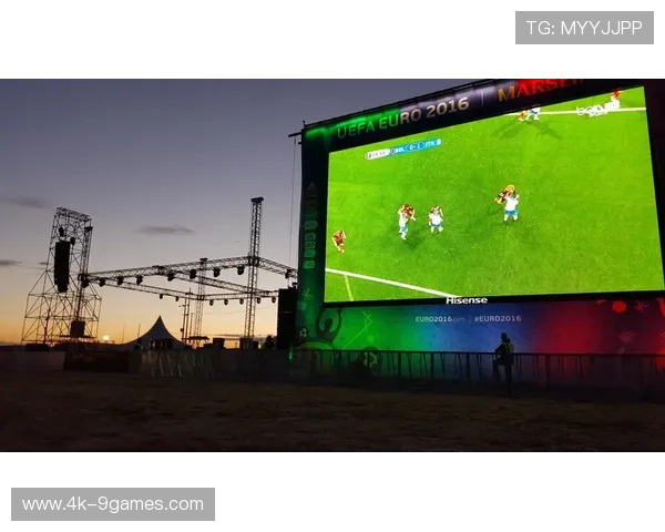 马赛vs南特赛前默声致敬离世名宿，韦洛德罗姆球场万人点亮手机灯海